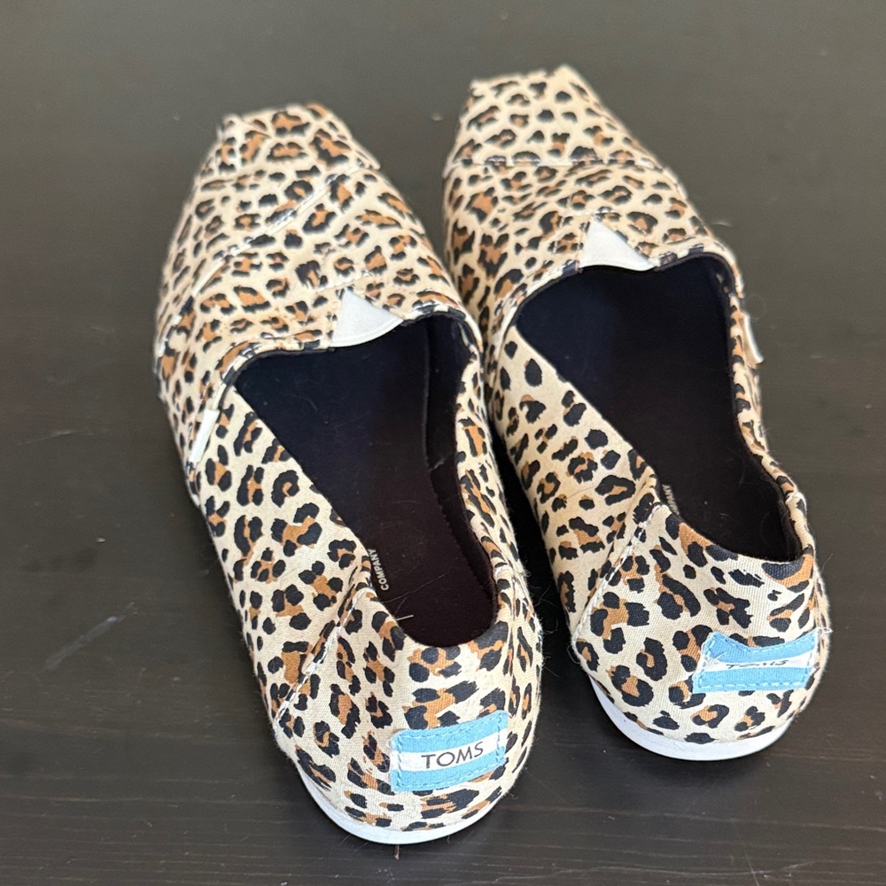 TOMS women’s size 9 Moccasins in Leopard Print